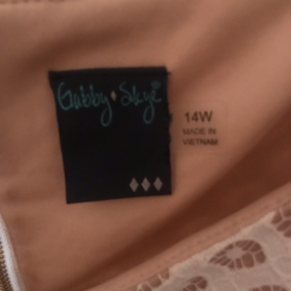 Gabby Skye White Lace Dress - Picture 4 of 4